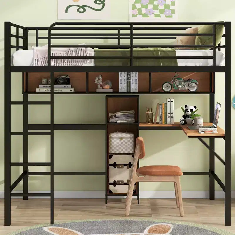 Letto a soppalco full size con scrivania a L e mensole, struttura in metallo e legno, nero e marrone