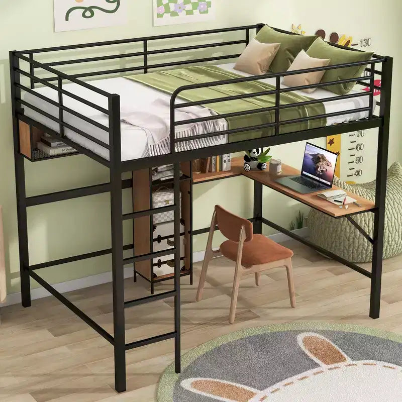 Letto a soppalco full size con scrivania a L e mensole, struttura in metallo e legno, nero e marrone