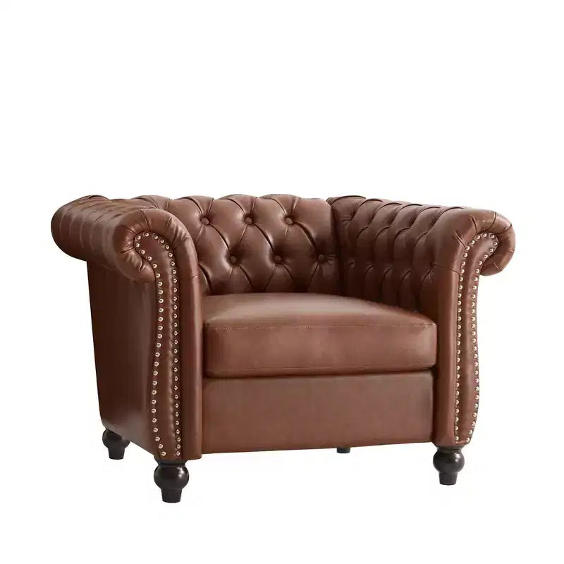 Poltrona Chesterfield Club con braccioli arrotolati, borchie e gambe in legno massello