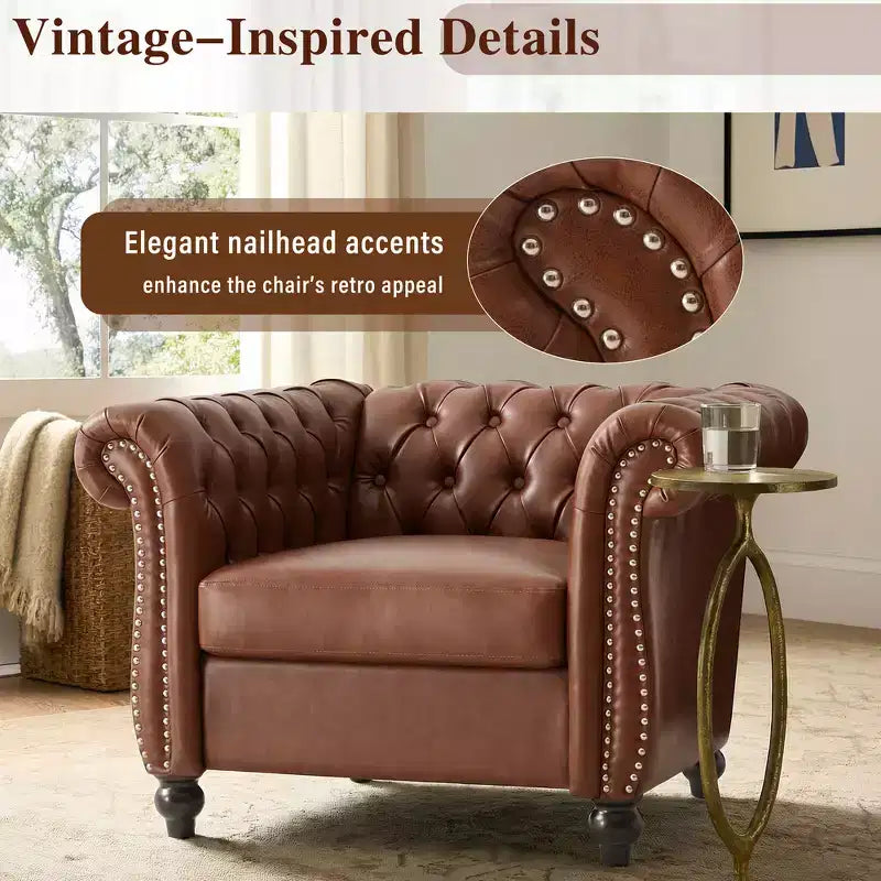 Poltrona Chesterfield Club con braccioli arrotolati, borchie e gambe in legno massello